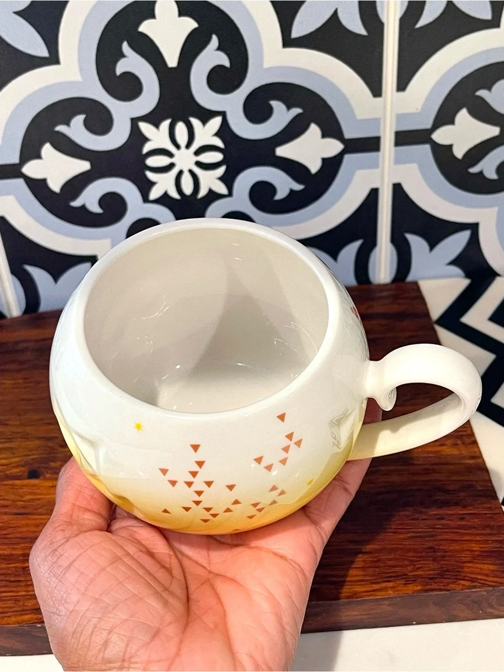 STARBUCKS 2015 Round Lidded BUNNY Tea Cup 12oz White Yellow Triangles Stars RARE
